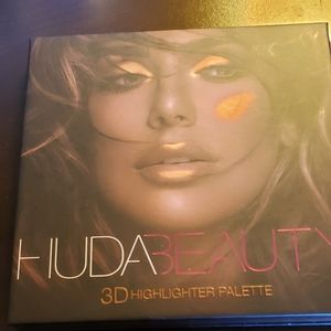 HUDA BEAUTY 3D Highlighter pallet